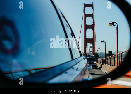 USA, California, San Francisco, Golden Gate Bridge si riflette nel gioco laterale di un'auto Foto Stock