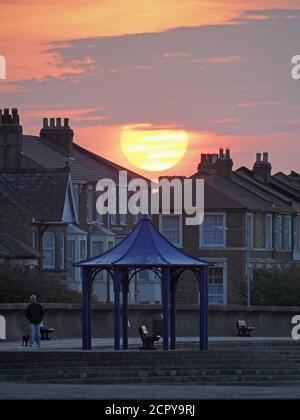 Sheerness, Kent, Regno Unito. 19 settembre 2020. Regno Unito Meteo: Tramonto a Sheerness, Kent. Credit: James Bell/Alamy Live News Foto Stock