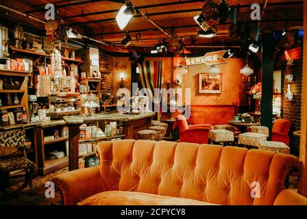 USA, California, Los Angeles, Warner Brothers Studios, set della serie 'Friends' Café 'Central Perk', divano Foto Stock