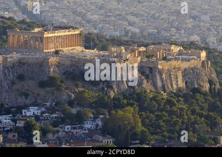 Vista crepuscolo dell'antica Acropoli e Partenone dalla collina di Lyca ettus ad Atene Grecia - Foto: Geopix Foto Stock