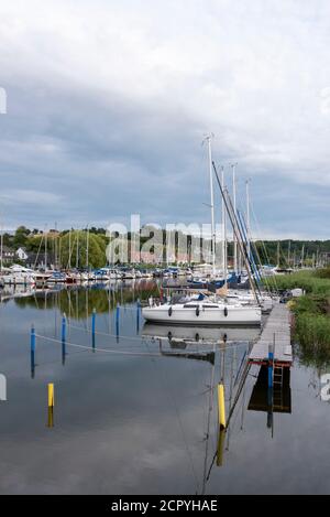 Germania, Meclemburgo-Pomerania occidentale, Ostseebad Sellin, barche a vela e yacht si trovano nel porto naturale di Seedorf, sull'isola di Ruegen. Foto Stock