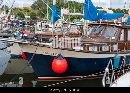 Germania, Meclemburgo-Pomerania occidentale, Ostseebad Sellin, barche a vela e yacht si trovano nel porto naturale di Seedorf, sull'isola di Ruegen. Foto Stock