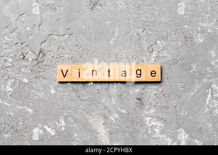 parola vintage scritta su blocco di legno. testo vintage su tavola di cemento per la vostra desing, concetto. Foto Stock