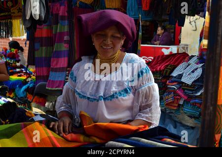 Otavalo donne che vendono articoli artigianali al mercato di Otavalo, Ecuador Foto Stock