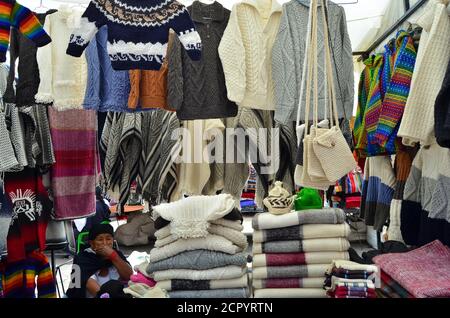 Otavalo donne che vendono articoli artigianali al mercato di Otavalo, Ecuador Foto Stock