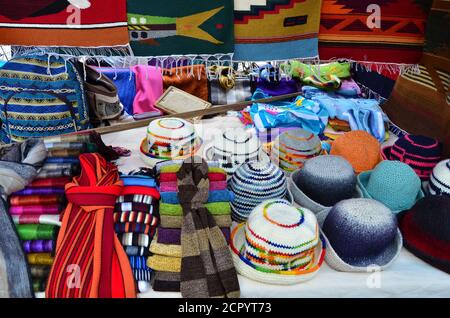 Prodotti artigianali al mercato di Otavalo, Ecuador Foto Stock