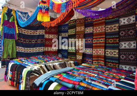 Prodotti artigianali al mercato di Otavalo, Ecuador Foto Stock