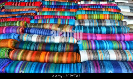 Prodotti artigianali al mercato di Otavalo, Ecuador Foto Stock