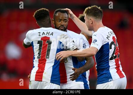 Wilfried Zaha di Crystal Palace (a sinistra) celebra il secondo gol del suo fianco dal posto di penalità con i compagni di squadra Jordan Ayew (al centro) e James McCarthy durante la partita della Premier League a Old Trafford, Manchester. Foto Stock