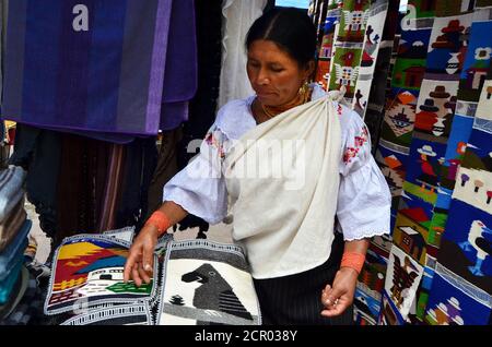 Otavalo donne che vendono articoli artigianali al mercato di Otavalo, Ecuador Foto Stock