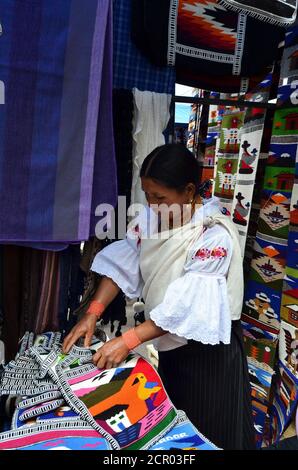 Otavalo donne che vendono articoli artigianali al mercato di Otavalo, Ecuador Foto Stock