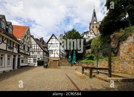 La fontana Weber su Tuchmacherplatz di fronte alle storiche case a graticcio sulla scalinata della chiesa nel centro storico di Kettwig, Essen, zona Ruhr, Nord Foto Stock