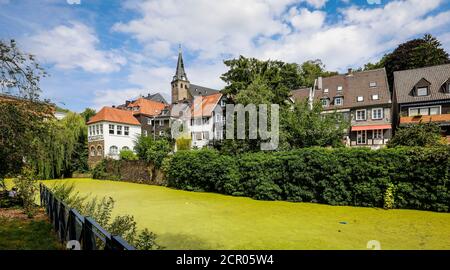 Essen-Kettwig, centro storico di Mühlengraben con la storica chiesa del mercato, Essen, Nord Reno-Westfalia, Germania Foto Stock