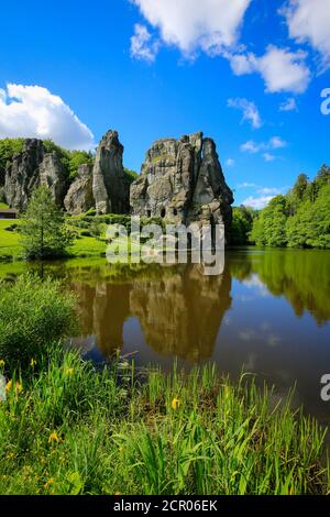 Externsteine, roccia arenaria formazione nella foresta di Teutoburgo, Horn-Bad Meinberg, Nord Reno-Westfalia, Germania Foto Stock