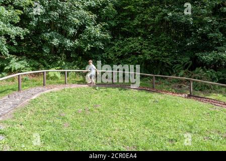 Germania, Meclemburgo-Pomerania occidentale, isola di Ruegen, Binz, un ragazzo corre lungo un sentiero tattile, riserva della biosfera del Ruegen sud-orientale Foto Stock