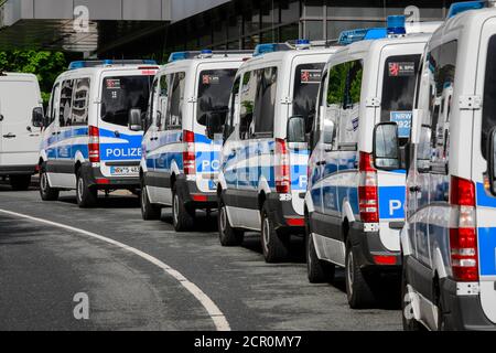 Veicoli di emergenza della polizia, venerdì per la futura dimostrazione, Essen, zona della Ruhr, Nord Reno-Westfalia, Germania Foto Stock