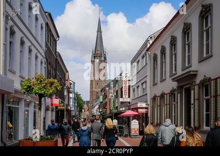 Via dello shopping con Marienbasilika nella città di pellegrinaggio di Kevelaer, basso Reno, Nord Reno-Westfalia, Germania Foto Stock