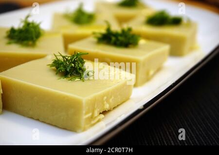 I fagioli schiumati favoriscono un antipasto a forma di cubo nel piatto Foto Stock