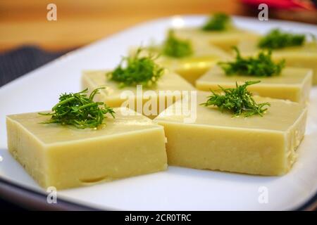 I fagioli schiumati favoriscono un antipasto a forma di cubo nel piatto Foto Stock