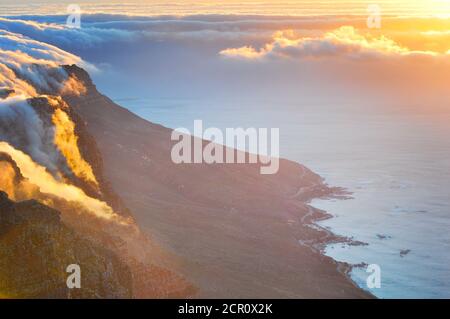 Magnifico tramonto su Table Mountain coperto da coperta nuvolosa, Città del Capo, Sud Africa Foto Stock