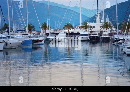 Marina con piccole barche a vela e super yacht, Porto Montenegro Foto Stock