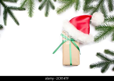 Regalo di natale Scatola e santa claus hat isolati su sfondo bianco Foto Stock