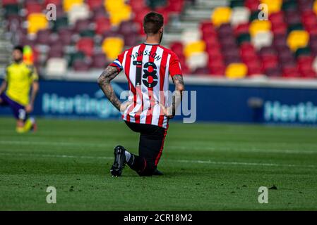 Londra, Regno Unito. 19 Settembre 2020. Pontus Jansson (18) di Brentford prende il ginocchio davanti alla partita di campionato EFL Skybet, Brentford contro Huddersfield Town al Brentford Community Stadium di Brentford, Londra, sabato 19 settembre 2020 . questa immagine può essere utilizzata solo per scopi editoriali. Solo per uso editoriale, è richiesta una licenza per uso commerciale. Nessun utilizzo nelle scommesse, nei giochi o nelle pubblicazioni di un singolo club/campionato/giocatore. pic by Tom Smeeth/Andrew Orchard sports photography/Alamy Live news Credit: Andrew Orchard sports photography/Alamy Live News Foto Stock