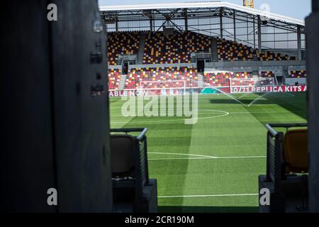 Londra, Regno Unito. 19 Settembre 2020. Vista generale dell'interno del Brentford Community Stadium .EFL Skybet Championship, Brentford contro Huddersfield Town al Brentford Community Stadium di Brentford, Londra, sabato 19 settembre 2020 . questa immagine può essere utilizzata solo per scopi editoriali. Solo per uso editoriale, è richiesta una licenza per uso commerciale. Nessun utilizzo nelle scommesse, nei giochi o nelle pubblicazioni di un singolo club/campionato/giocatore. pic by Tom Smeeth/Andrew Orchard sports photography/Alamy Live news Credit: Andrew Orchard sports photography/Alamy Live News Foto Stock