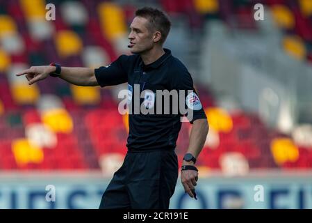 Londra, Regno Unito. 19 Settembre 2020. L'arbitro Craig Pawson in azione. EFL Skybet Championship, Brentford contro Huddersfield Town al Brentford Community Stadium di Brentford, Londra sabato 19 settembre 2020 . questa immagine può essere utilizzata solo per scopi editoriali. Solo per uso editoriale, è richiesta una licenza per uso commerciale. Nessun utilizzo nelle scommesse, nei giochi o nelle pubblicazioni di un singolo club/campionato/giocatore. pic by Tom Smeeth/Andrew Orchard sports photography/Alamy Live news Credit: Andrew Orchard sports photography/Alamy Live News Foto Stock