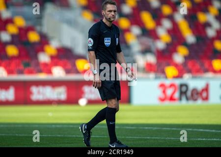 Londra, Regno Unito. 19 Settembre 2020. L'arbitro Craig Pawson guarda sopra. EFL Skybet Championship, Brentford contro Huddersfield Town al Brentford Community Stadium di Brentford, Londra sabato 19 settembre 2020 . questa immagine può essere utilizzata solo per scopi editoriali. Solo per uso editoriale, è richiesta una licenza per uso commerciale. Nessun utilizzo nelle scommesse, nei giochi o nelle pubblicazioni di un singolo club/campionato/giocatore. pic by Tom Smeeth/Andrew Orchard sports photography/Alamy Live news Credit: Andrew Orchard sports photography/Alamy Live News Foto Stock