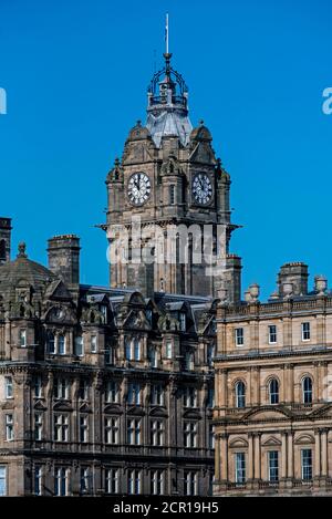 La torre dell'orologio del Balmoral Hotel su Princes Street, Edimburgo, Scozia, Regno Unito. Foto Stock