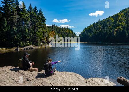 Sutton, CA - 17 settembre 2020: Coppia che guarda la vista sul lago del Monte Sutton Spruce nella stagione autunnale Foto Stock