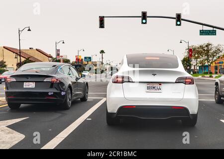 10 settembre 2020 Santa Clara / CA / USA - Tesla Model Y e Tesla Model 3 in attesa di una fermata del traffico nella Silicon Valley; zona della baia di San Francisco Foto Stock