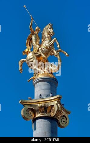 San Giorgio uccide il drago sulla Piazza della libertà della Georgia a Tbilisi, Georgia Foto Stock