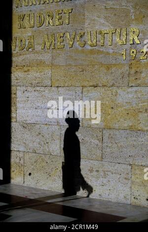 Anitkabir ceremonico guardia duty soldato ombra sul monumento Foto Stock