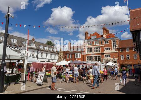Vista generale di Piazza del mercato in un pomeriggio estivo molto affollato (durante la pandemia del Covid-19 del 2020) Saffron Walden, Essex, Regno Unito. Foto Stock