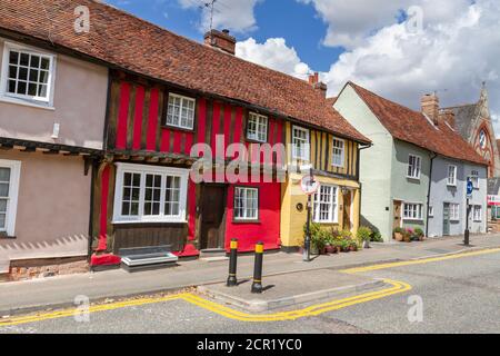 Vista generale dei cottage colorati su Castle Street, Saffron Walden, Essex, Regno Unito. Foto Stock