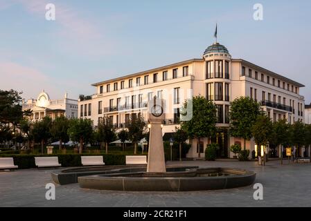 Germania, Meclemburgo-Pomerania occidentale, isola di Ruegen, Binz, luogo al molo, casa di dune Foto Stock