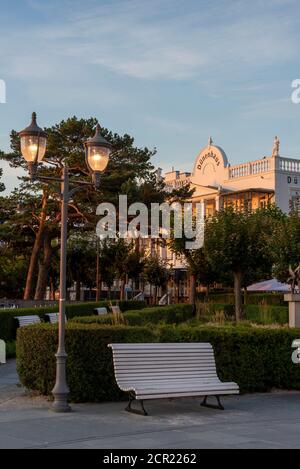 Germania, Meclemburgo-Pomerania occidentale, isola di Ruegen, Binz, luogo al molo, casa di dune Foto Stock