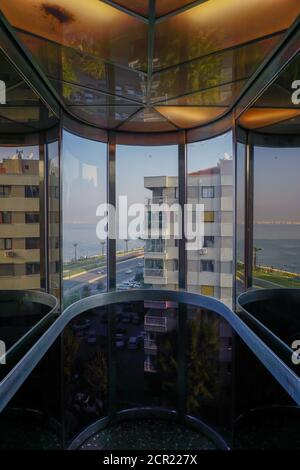 Vista sul mare di Smyrna konak dall'ascensore in vetro Foto Stock