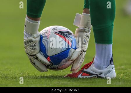 Ben Foster (1) di Watford raccoglie oggi Sky Bet EFL Mitre Delta Max palla di partita Foto Stock