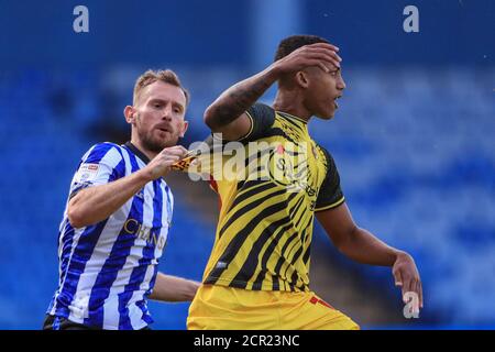 Tom Lees (15) del mercoledì di Sheffield si inzidì con João Pedro (10) di Watford Foto Stock