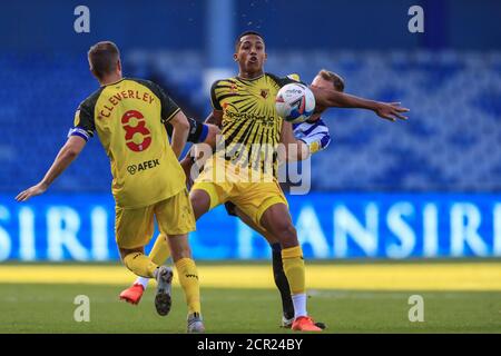 Tom Lees (15) del mercoledì di Sheffield si inzidì con João Pedro (10) di Watford Foto Stock