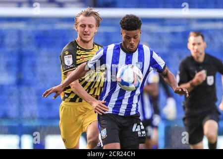 Elias Kachunga (45) di Sheffield Mercoledì tiene fuori ben Wilmot (6) di Watford Foto Stock