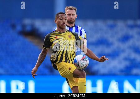 Tom Lees (15) del mercoledì di Sheffield si inzidì con João Pedro (10) di Watford Foto Stock