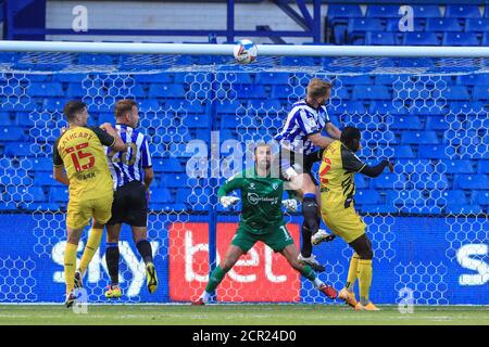 Tom Lees (15) di Sheffield Mercoledì testa in gol Foto Stock