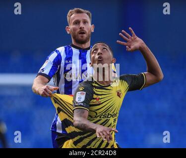 Tom Lees (15) del mercoledì di Sheffield si inzidì con João Pedro (10) di Watford Foto Stock