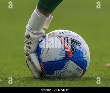 Ben Foster (1) di Watford raccoglie oggi Sky Bet EFL Mitre Delta Max palla di partita Foto Stock