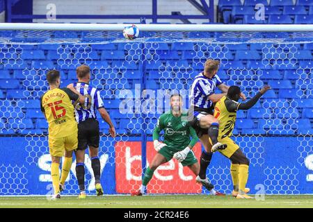 Tom Lees (15) di Sheffield Mercoledì testa in gol Foto Stock