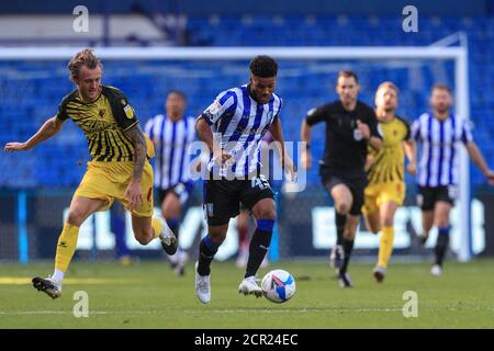 Elias Kachunga (45) del mercoledì di Sheffield rompe libere da ben Wilmot (6) di Watford Foto Stock